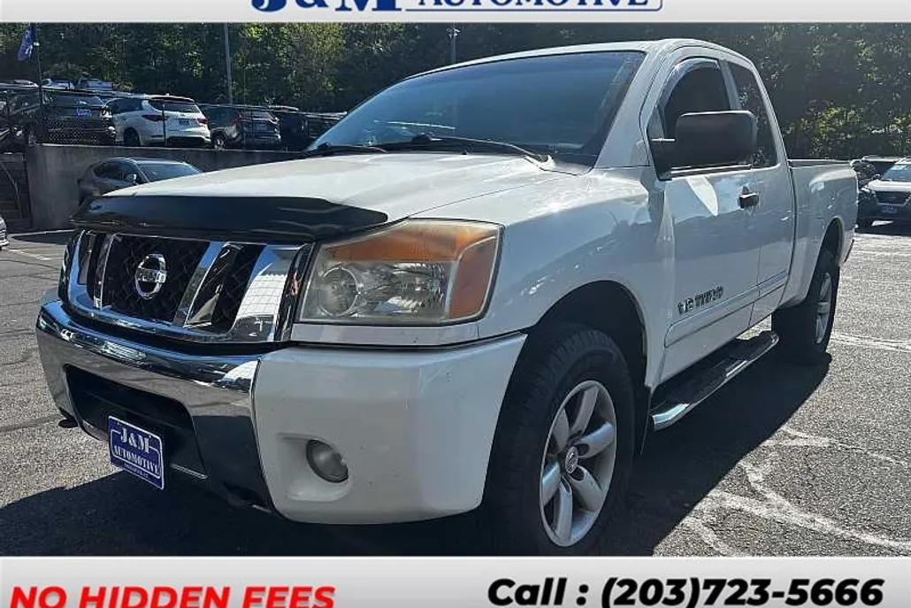 2011 Nissan Titan SV photo 1