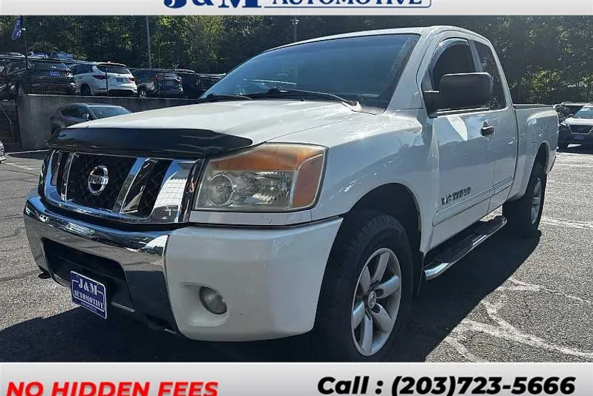 2011 Nissan Titan SV photo 1