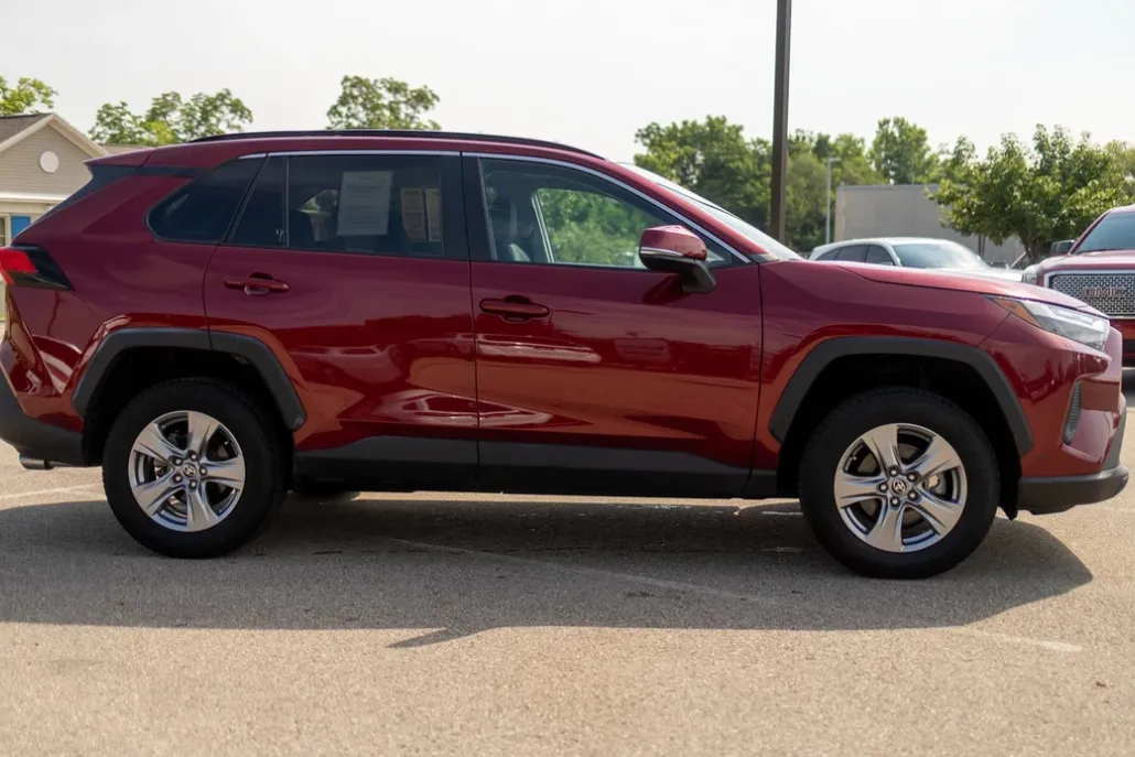 2022 Toyota RAV4 XLE photo 1