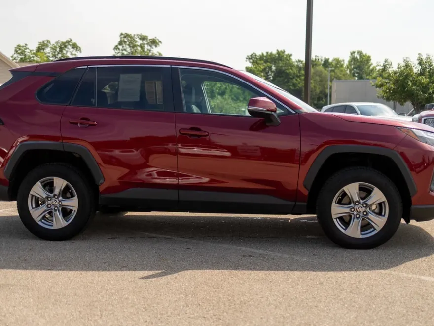 2022 Toyota RAV4 XLE photo 1