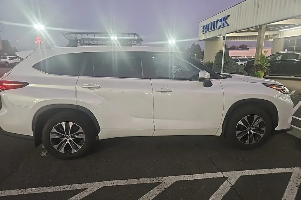 2024 Toyota Highlander XLE photo 1
