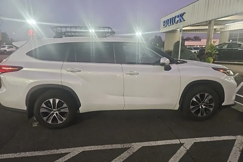 2024 Toyota Highlander XLE photo 1