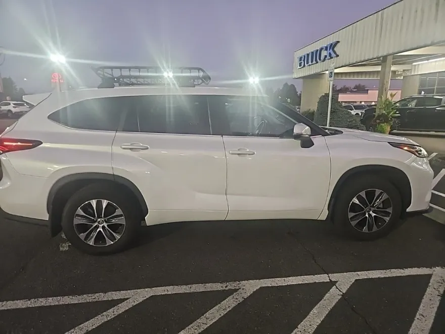 2024 Toyota Highlander XLE photo 1