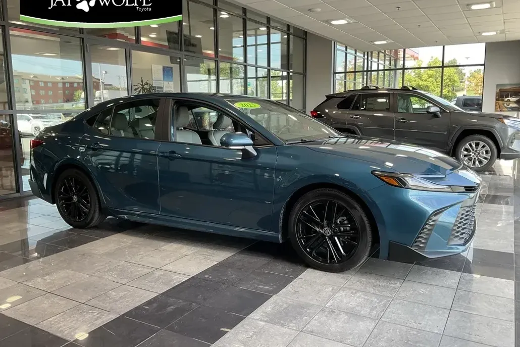 2025 Toyota Camry SE photo 1