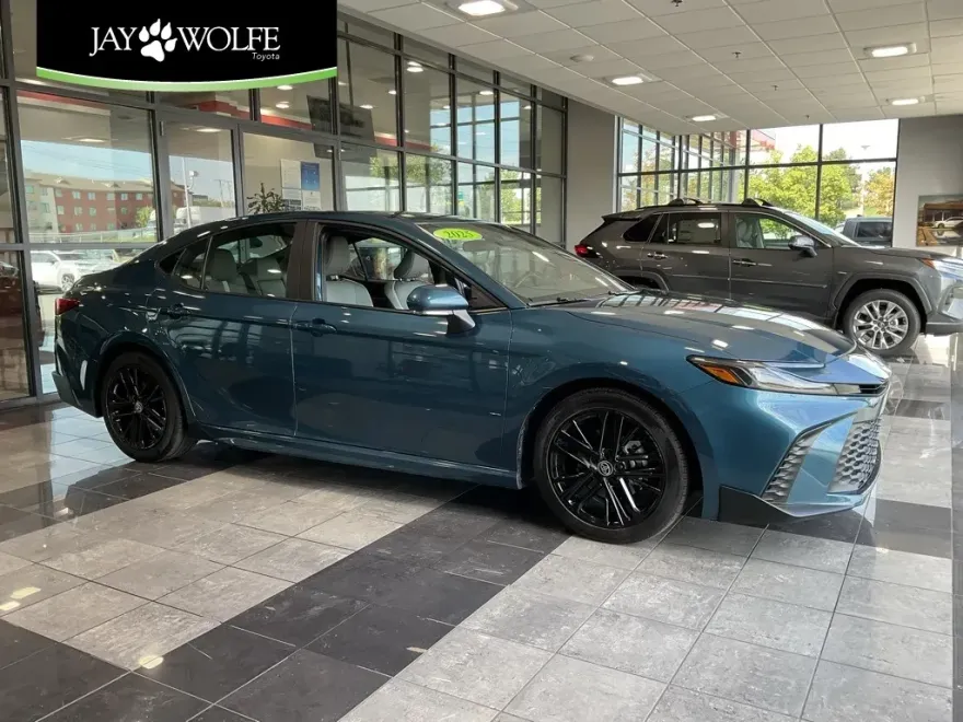 2025 Toyota Camry SE photo 1