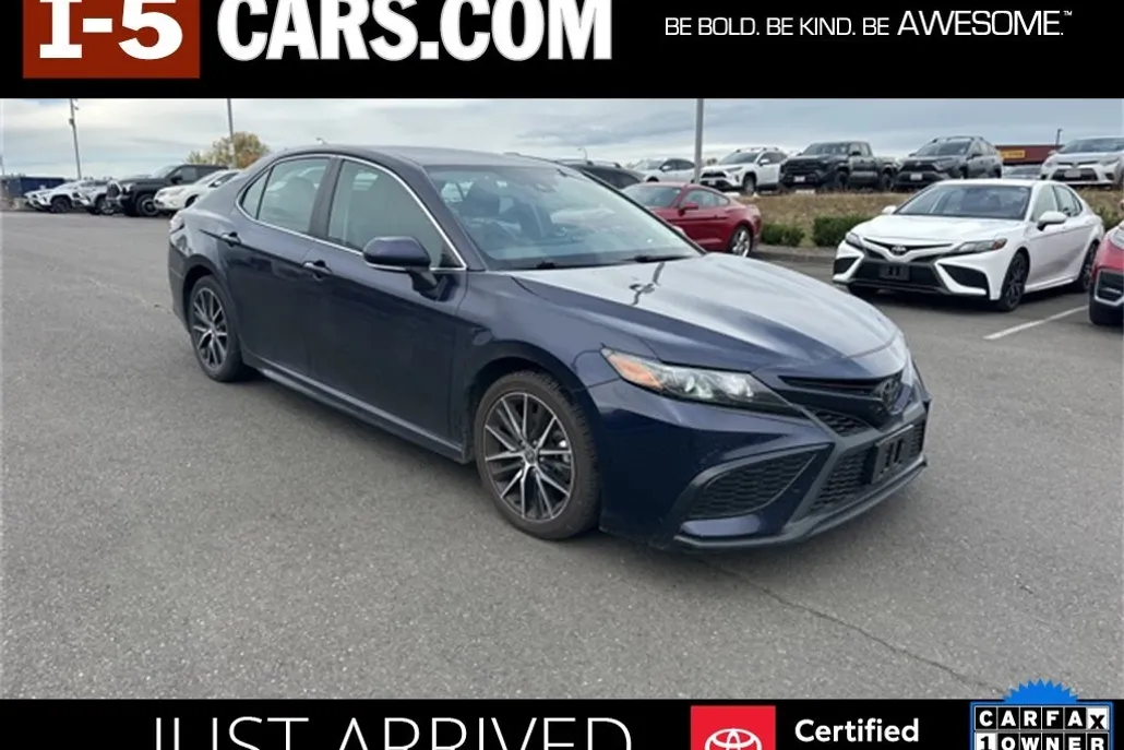 2022 Toyota Camry SE photo 1
