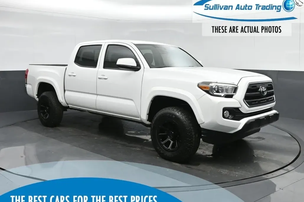 2017 Toyota Tacoma SR5 photo 1
