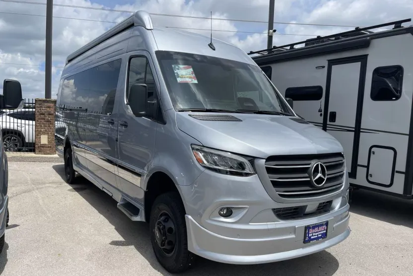 2025 Mercedes Benz Sprinter 3500 photo 1