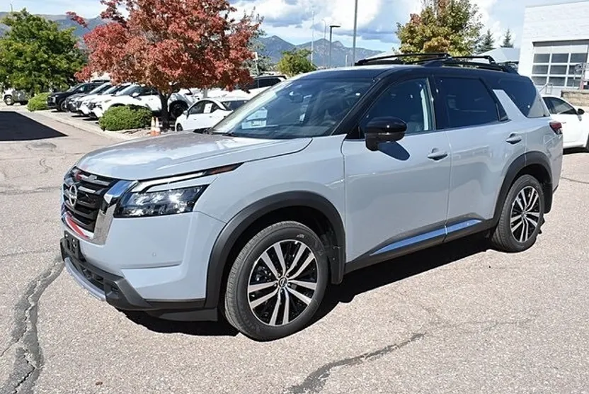2025 Nissan Pathfinder Platinum photo 1