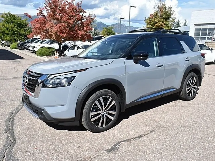 2025 Nissan Pathfinder Platinum photo 1