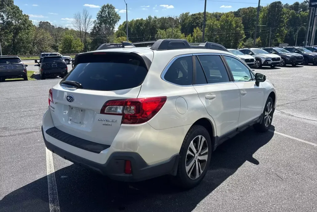 2018 Subaru Outback Limited photo 1