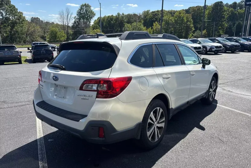 2018 Subaru Outback Limited photo 1