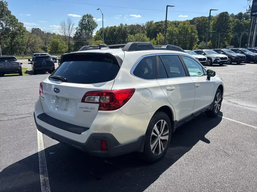 2018 Subaru Outback Limited photo 1