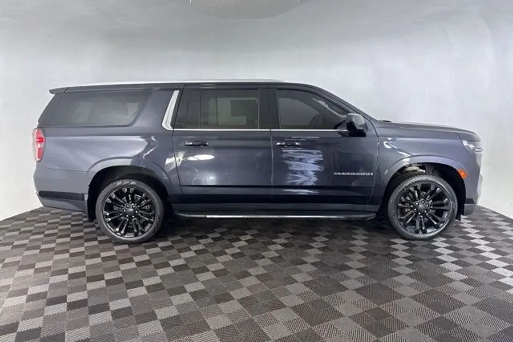 2022 Chevrolet Suburban LT photo 1
