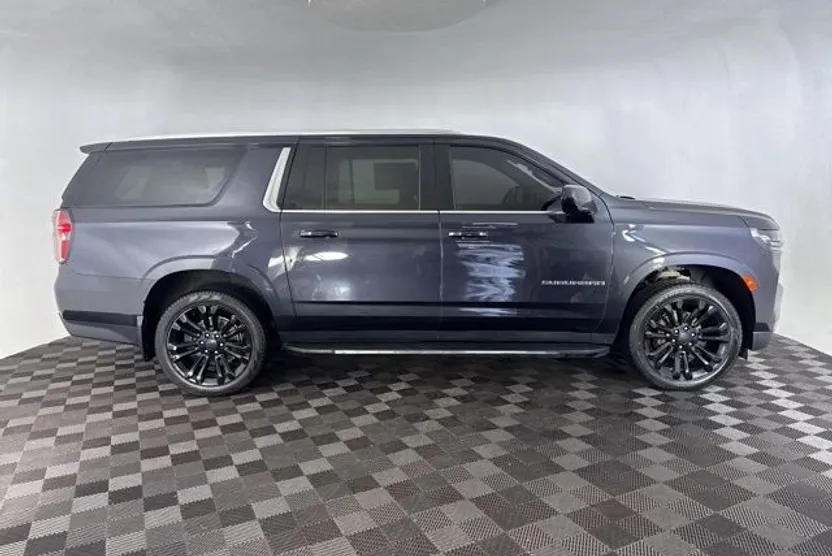 2022 Chevrolet Suburban LT photo 1
