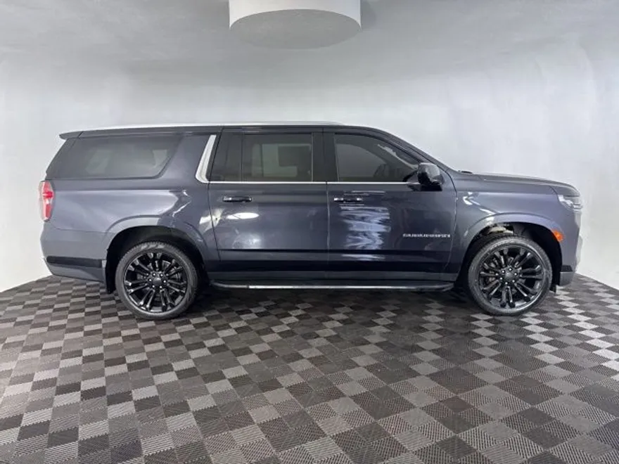 2022 Chevrolet Suburban LT photo 1