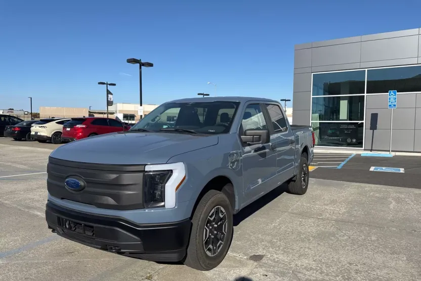 2023 Ford F-150 Lightning photo 1