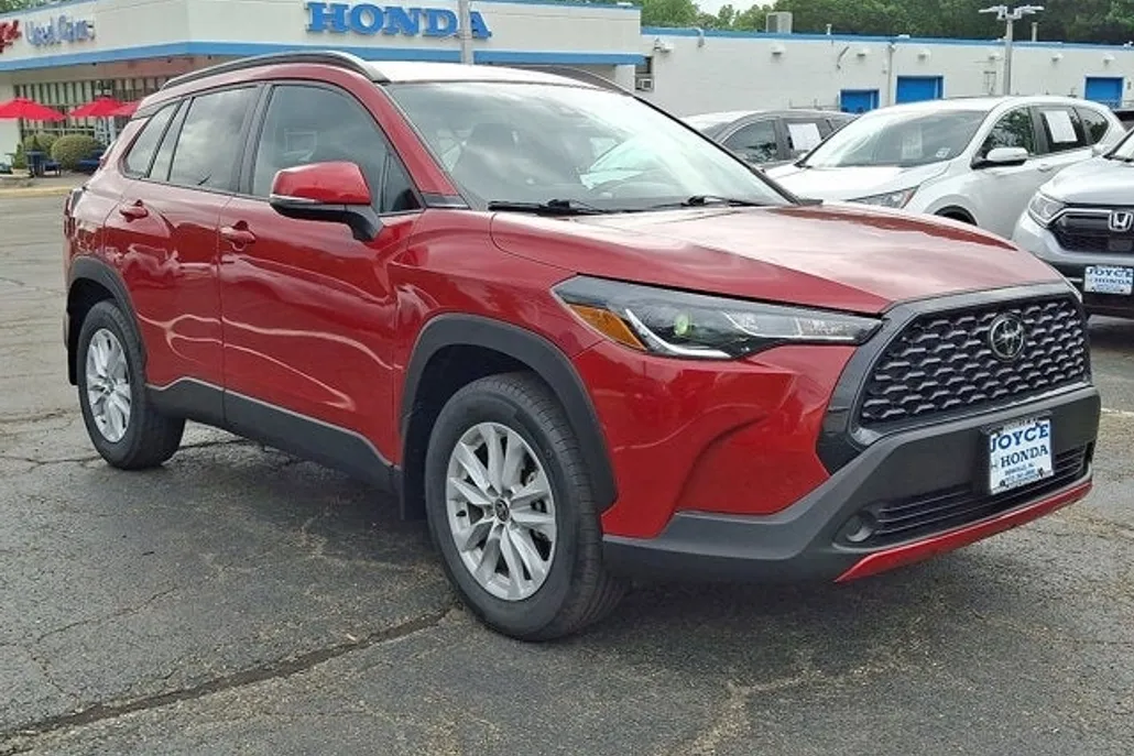 2022 Toyota Corolla Cross LE photo 1