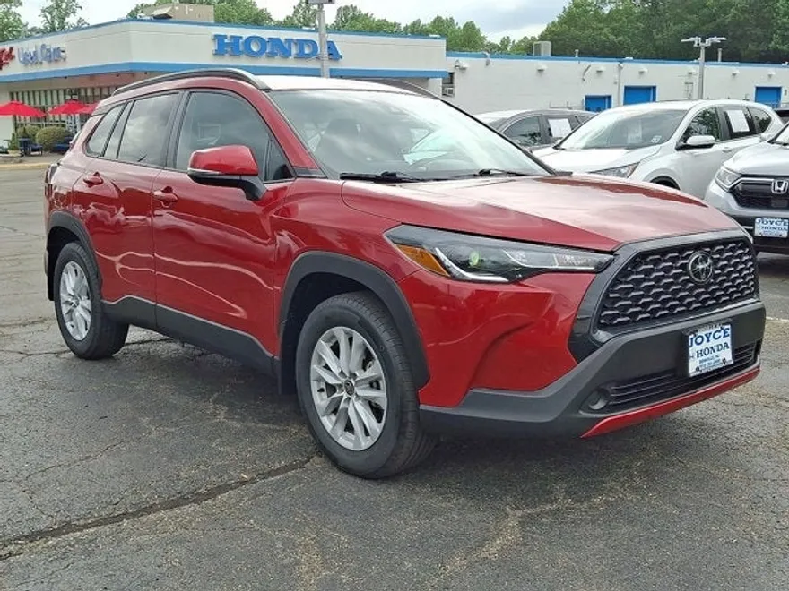 2022 Toyota Corolla Cross LE photo 1