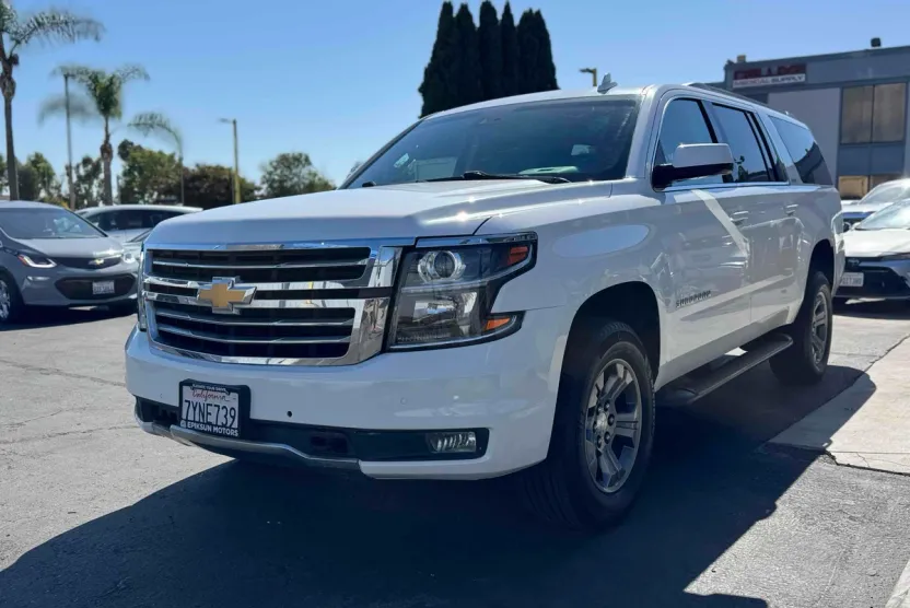 2017 Chevrolet Suburban LT photo 1