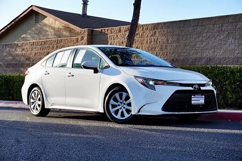 2024 Toyota Corolla LE photo 1