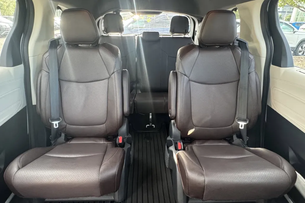 2024 Toyota Sienna Platinum photo 1