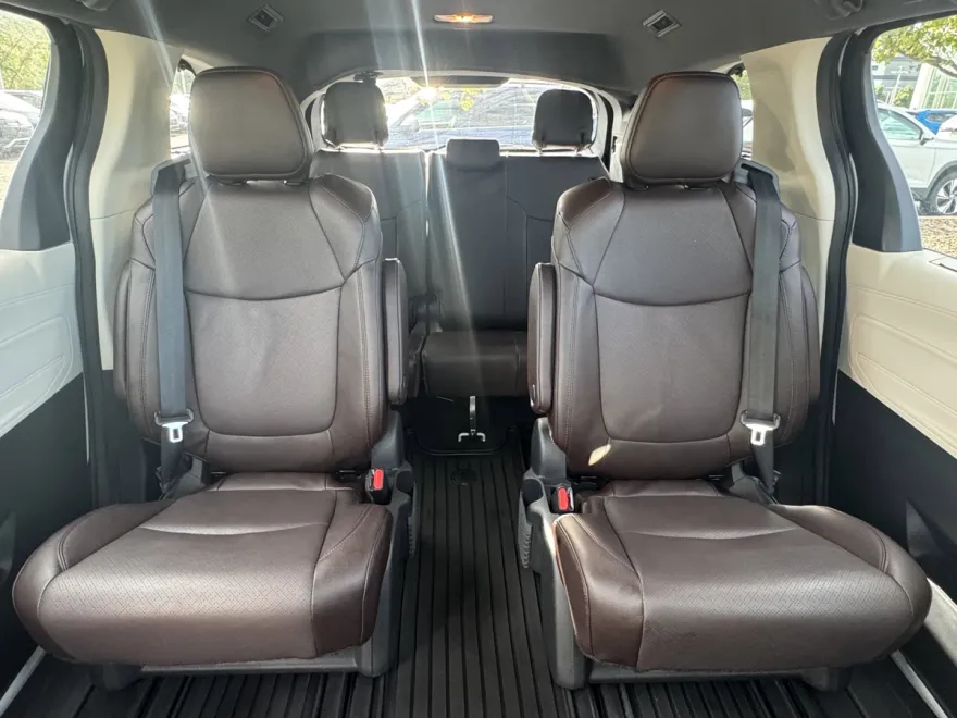 2024 Toyota Sienna Platinum photo 1