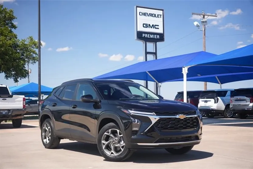 2026 Chevrolet Trax LT photo 1