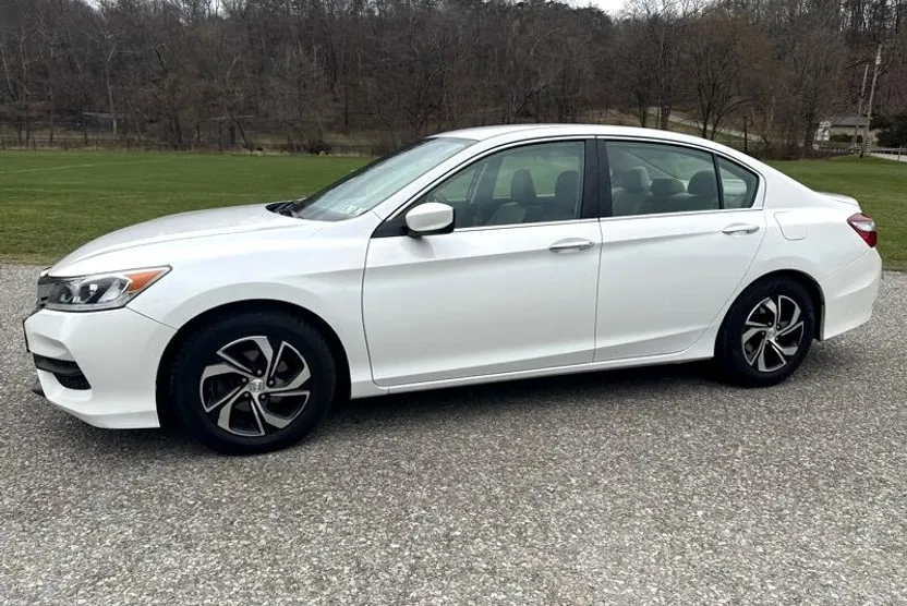 2016 Honda Accord LX photo 1
