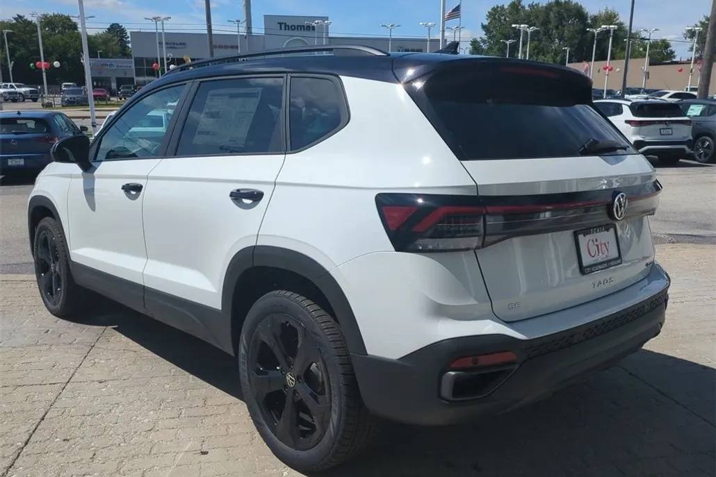 2025 Volkswagen Taos SE photo 1
