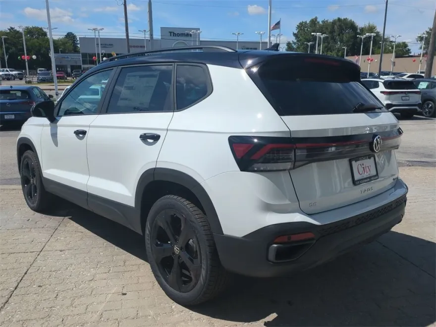 2025 Volkswagen Taos SE photo 1