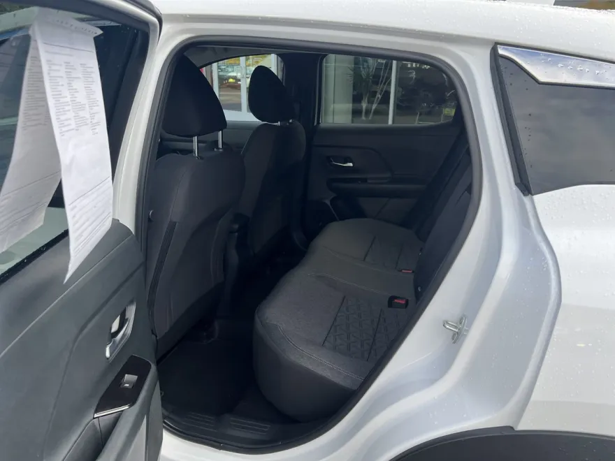 2025 Nissan Kicks SV photo 1
