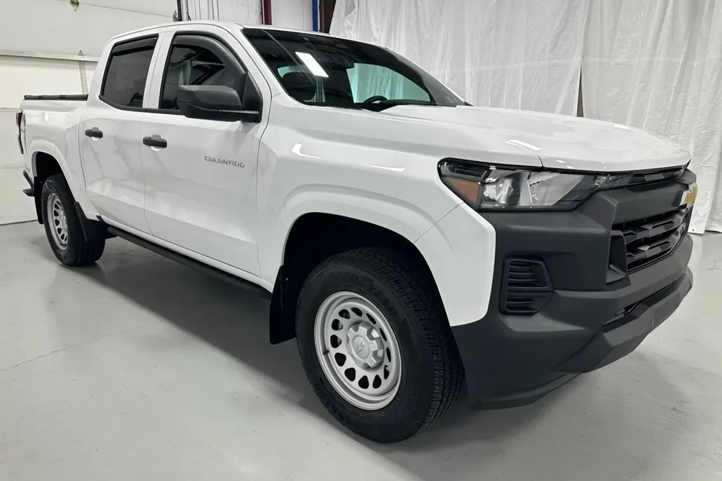 2024 Chevrolet Colorado photo 1