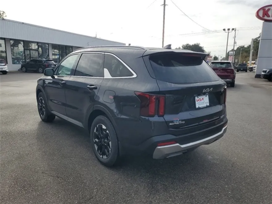 2025 Kia Sorento S photo 1