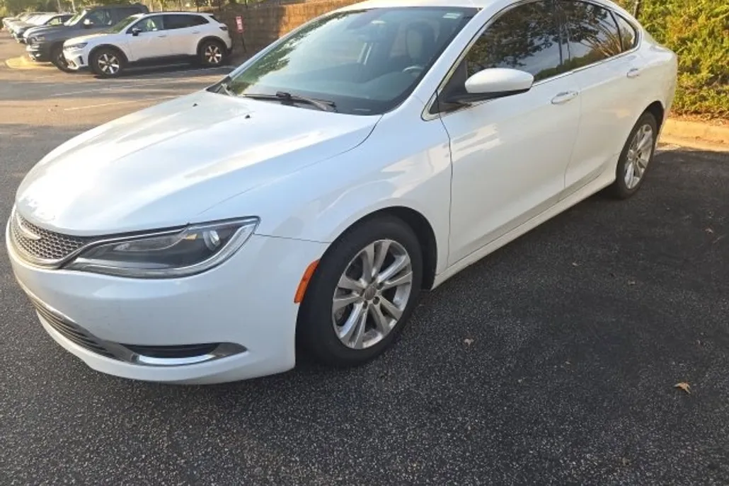 2016 Chrysler 200 Limited photo 1