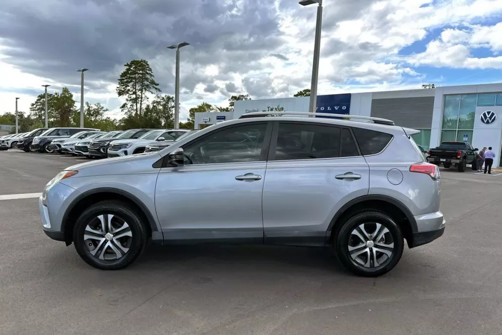 2018 Toyota RAV4 LE photo 1