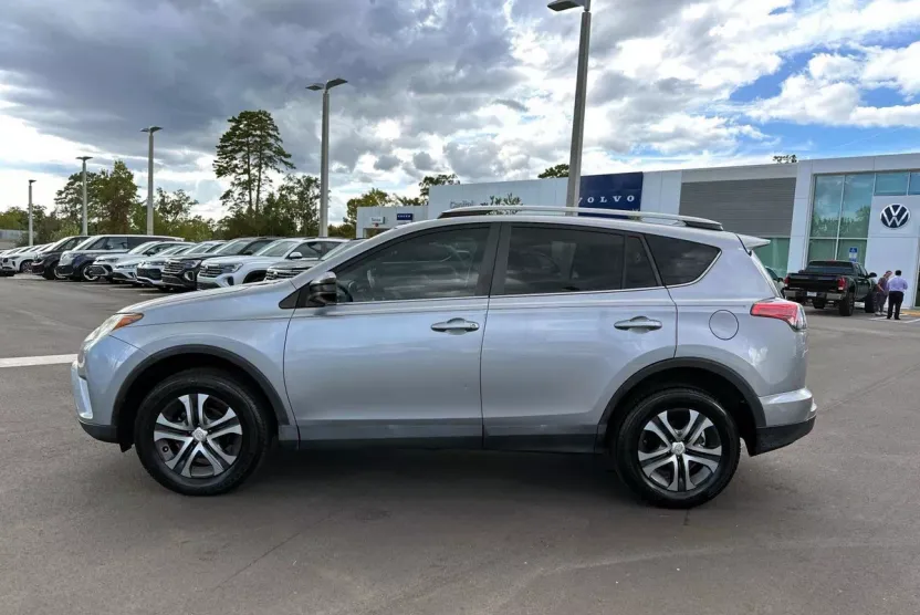 2018 Toyota RAV4 LE photo 1