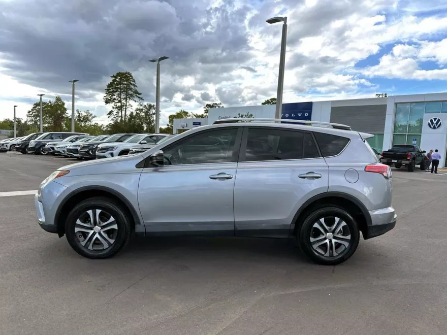 2018 Toyota RAV4 LE photo 1