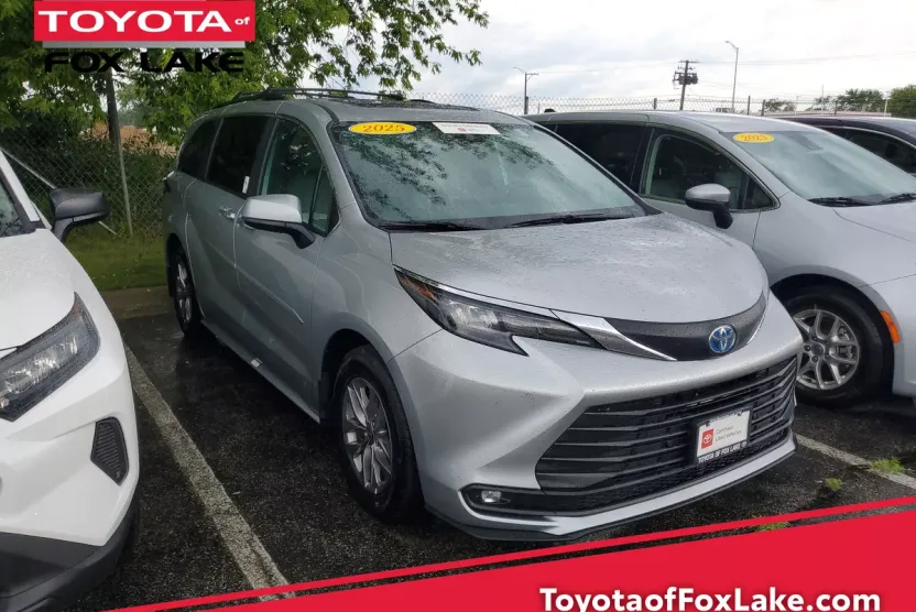2025 Toyota Sienna XLE photo 1