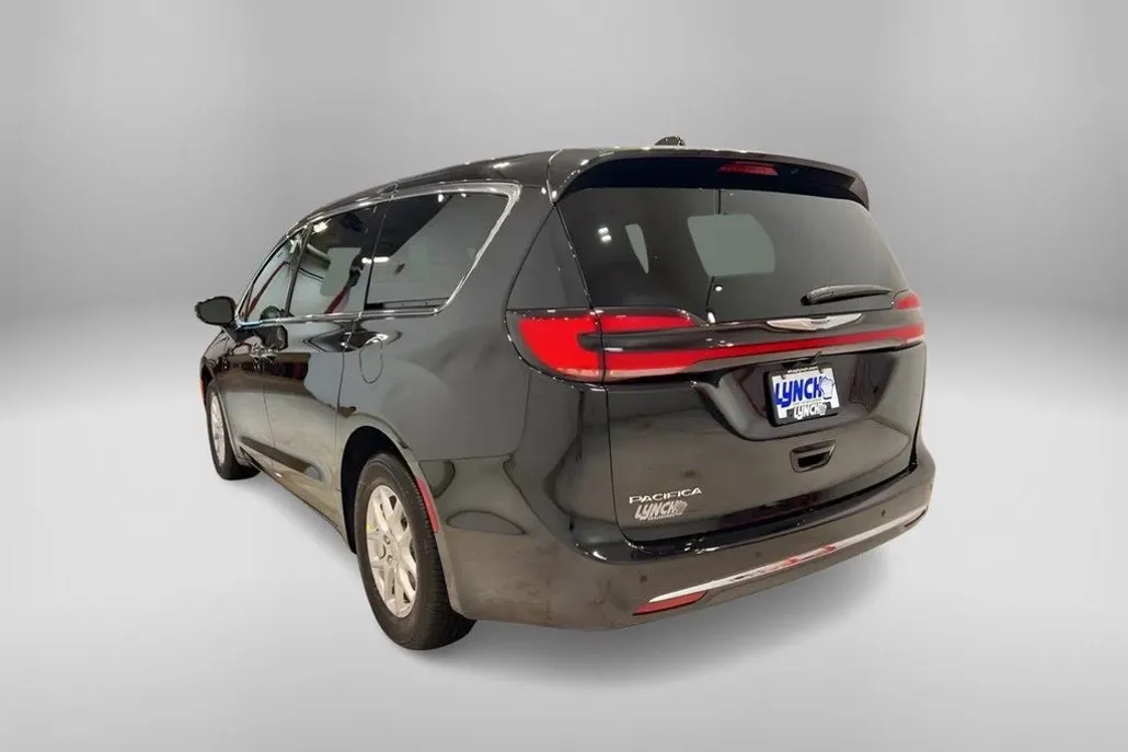 2026 Chrysler Pacifica photo 1