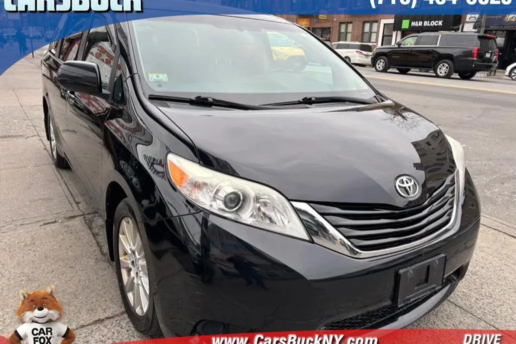 2015 Toyota Sienna LE photo 1