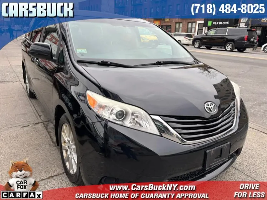 2015 Toyota Sienna LE photo 1