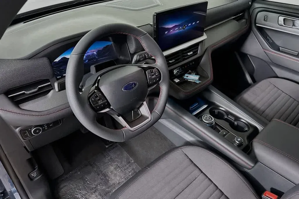 2025 Ford Explorer ST-Line photo 1