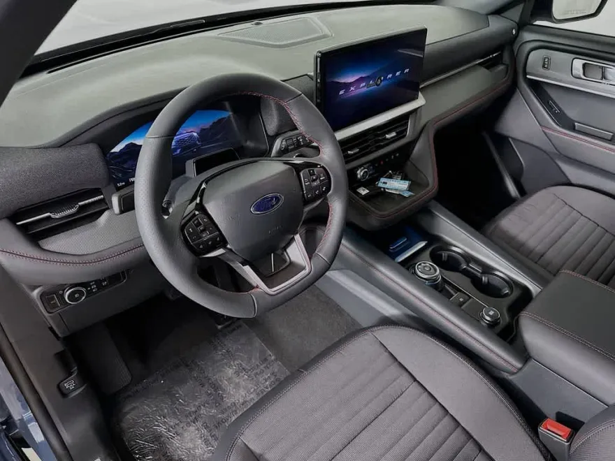 2025 Ford Explorer ST-Line photo 1