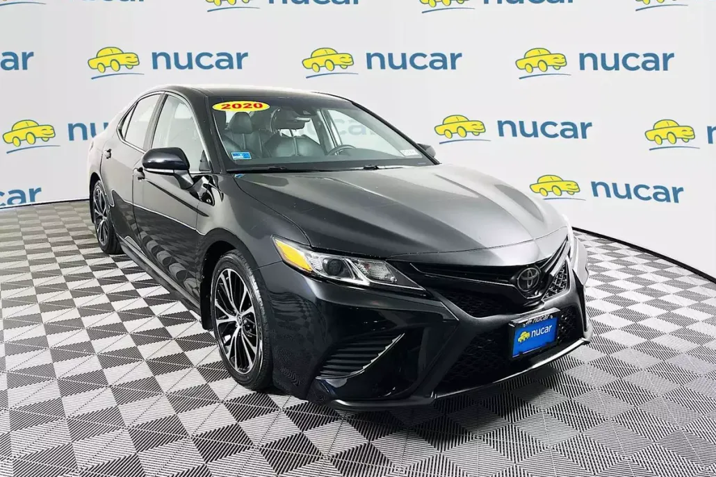 2020 Toyota Camry SE photo 1