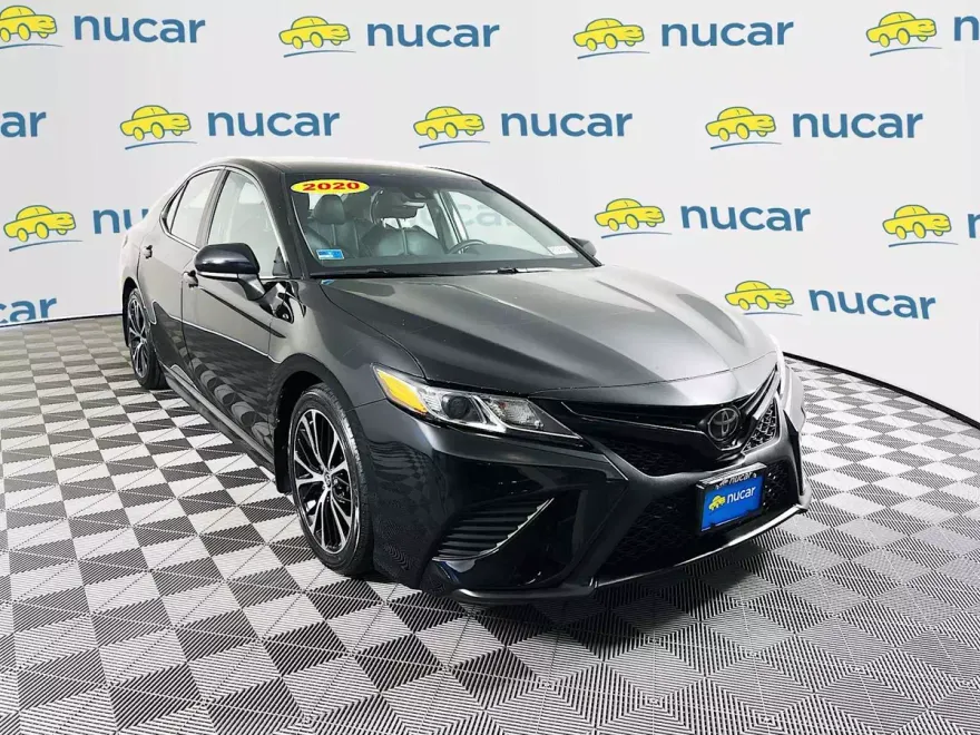 2020 Toyota Camry SE photo 1