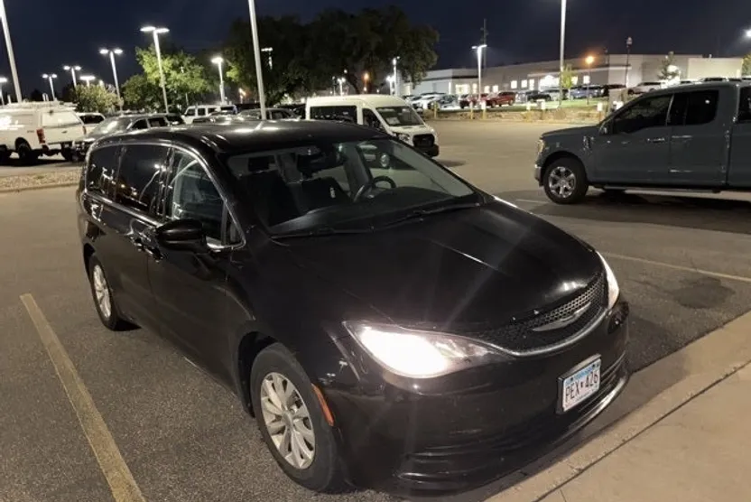 2017 Chrysler Pacifica Touring photo 1