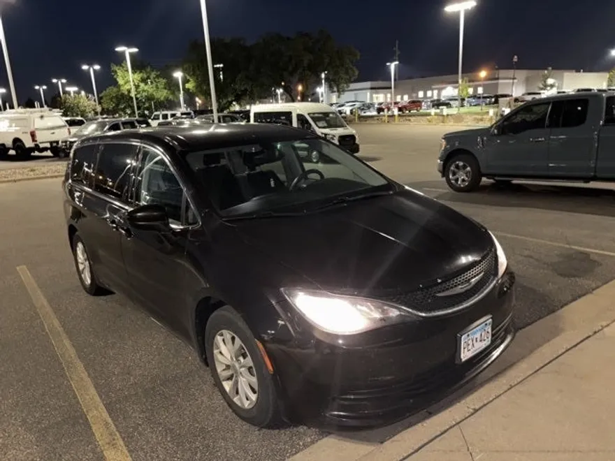 2017 Chrysler Pacifica Touring photo 1