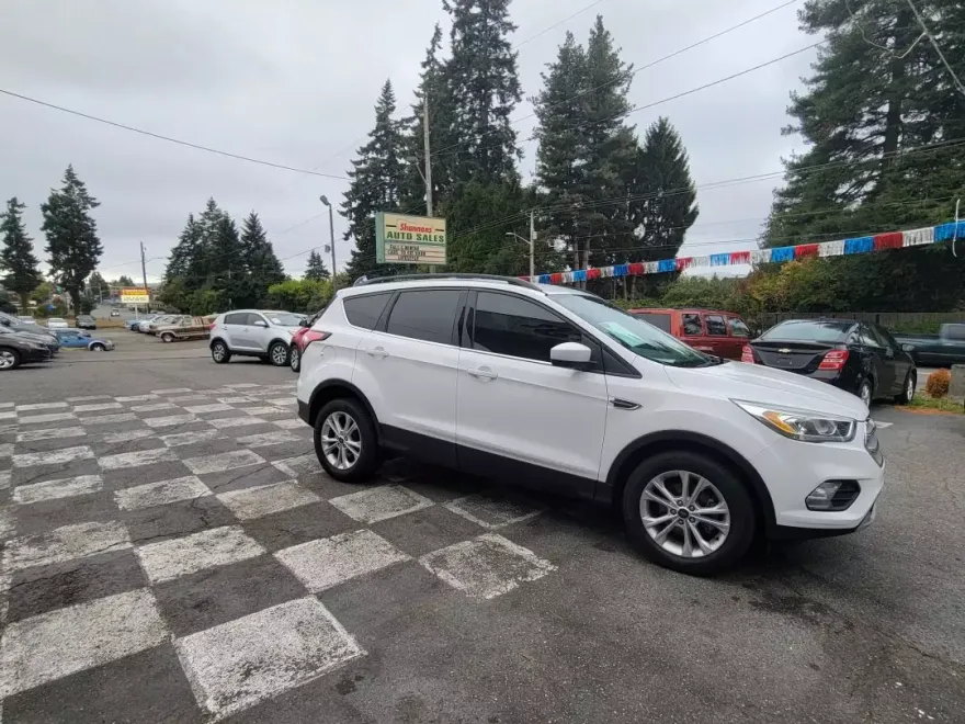 2017 Ford Escape SE Sport photo 1