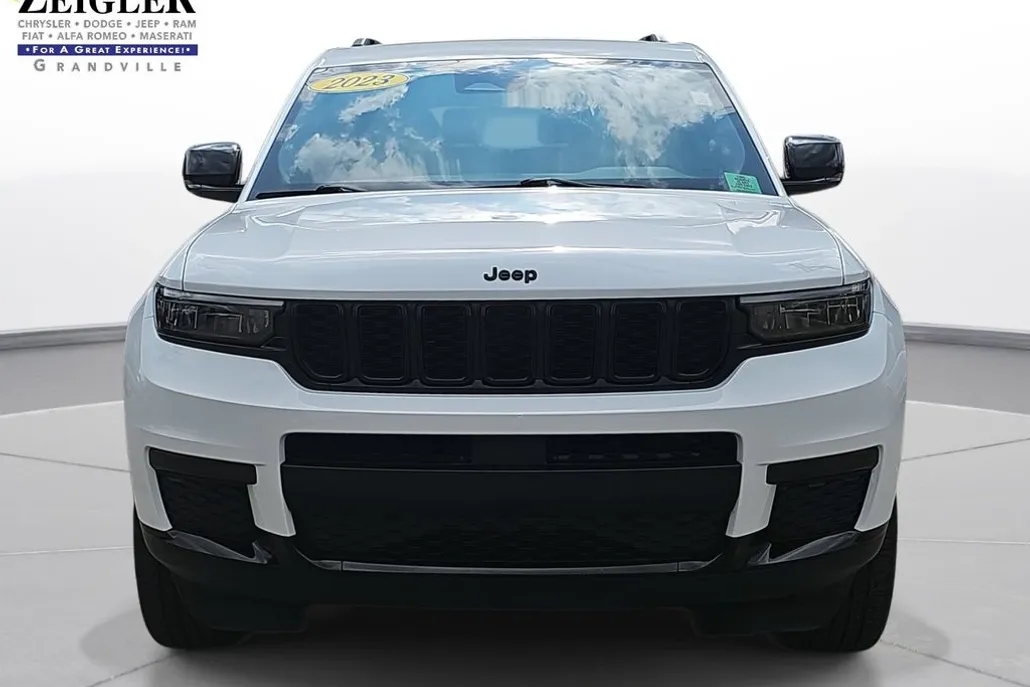 2023 Jeep Grand Cherokee Altitude photo 1
